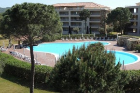 Appartement vue piscine dans résidence de standing